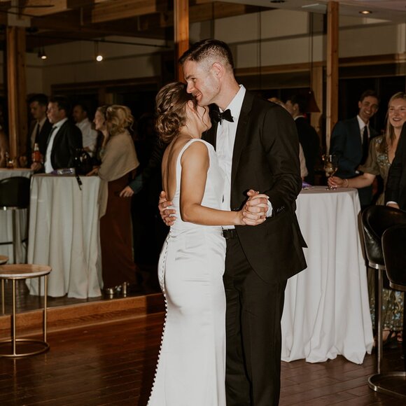 Wtoo by Watters Gigi Draped U-Neck Column Wedding Gown Size 6 - Picture 4 of 8